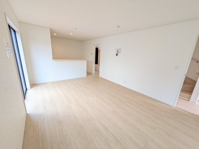 小美玉市納場　第4　新築戸建ての居間・リビング|家族の会話が自然と弾む、広々としたゆとりのLDK。南西向きの窓からたっぷりの光が射し込む明るく快適な空間です。