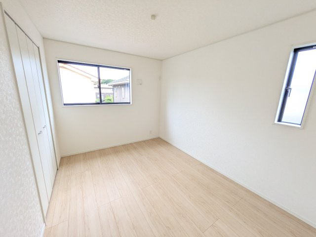 小美玉市納場　第4　新築戸建ての洋室|陽当たりの良い明るい洋室です♪