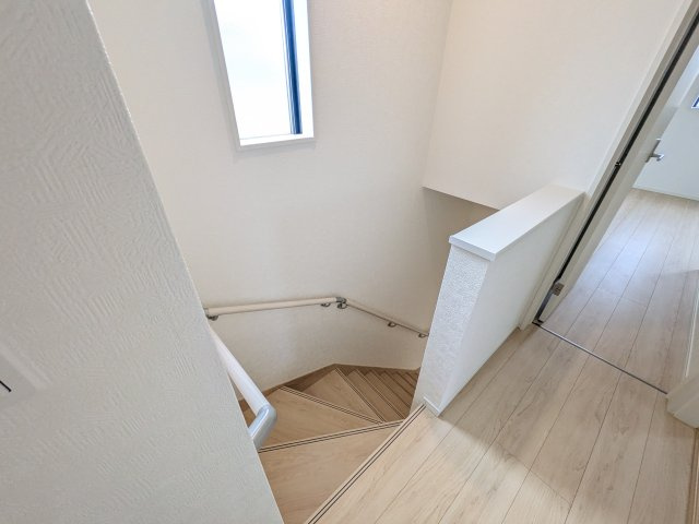 小美玉市納場　第4　新築戸建ての内装|窓付きで明るい階段は、手すり付きでお子様からご年配の方まで安心して上り下りができます♪