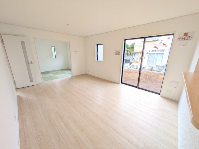 小美玉市納場　第4　新築戸建ての居間・リビング|居心地の良いデザインと機能性を両立。ご友人を招いたり、趣味を楽しんだり、様々なシーンで活躍する団らんの中心地です。