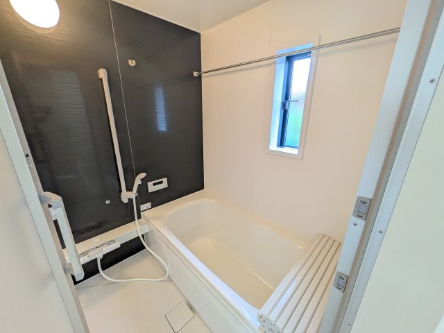 小美玉市納場　第4　新築戸建ての浴室|1坪タイプのゆったりとしたバスルームは浴室暖房換気乾燥機付きで、どんな季節でも快適なバスタイムを満喫出来ます♪ 窓付きで明るく開放的なところも良いですね！