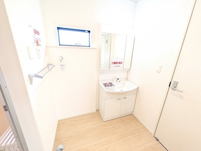 小美玉市納場　第4　新築戸建ての独立洗面台|三面鏡の洗面化粧台はミラー扉の内側がすべて収納スペースになっており、収納力も魅力的です♪
ボックスティッシュも収納可能で、可変トレイは収納物に応じて高さ調整ができます！
取り外して洗えるので清潔です♪