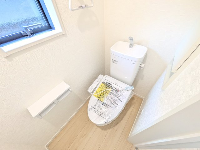 小美玉市納場　第4　新築戸建てのトイレ|少ない水でもパワフルに洗浄する節水設計。清潔さと機能性を両立させた、毎日気持ち良く使えるトイレ空間です。