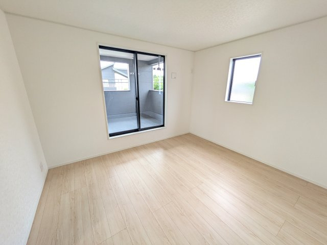 小美玉市納場　第4　新築戸建ての洋室|バルコニーに面した明るい２面採光で、毎朝爽やかな光を感じられます。