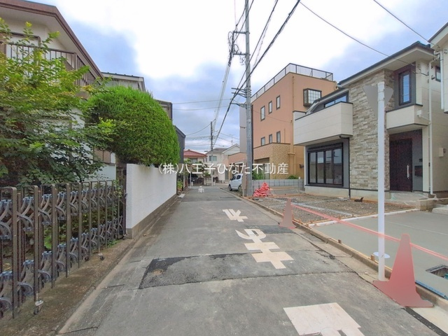 『八王子市新築戸建て』八王子市元本郷町2-15-5【仲介手数料無料】　１１期の前面道路含む現地写真|～仲介手数料無料☆八王子ひなた不動産～八王子市元本郷町　新築戸建て