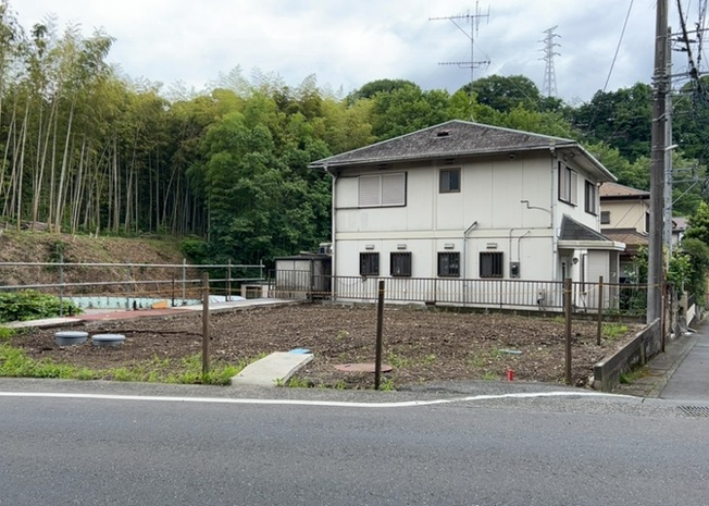 【外観】 | 土地購入を検討されている場合、境界杭がない状態で購入してしまうと境界確定測量をする必要があり、費用がかかります。購入の前に、売主、隣土地所有者立ち合いのもと境界を確定し境界杭を設置するのがベストです。