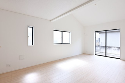 【居間・リビング】 | 太田市南ヶ丘町第2　アーネストワン　新築平屋 | 南向きの大きな窓で明るく気持ちの良いリビングです♪
