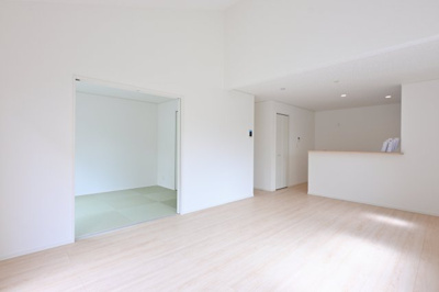 【居間・リビング】 | 太田市南ヶ丘町第2　アーネストワン　新築平屋 | 続き間の和室は開放するとＬＤＫがより広々と使用できますね♪