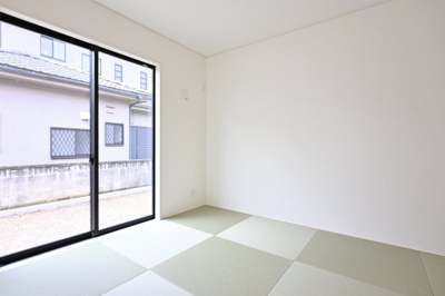 【和室】 | 太田市南ヶ丘町第2　アーネストワン　新築平屋 | こちらも南向きの大きな窓がついています♪小さなお子様の遊び場にもぴったり♪
