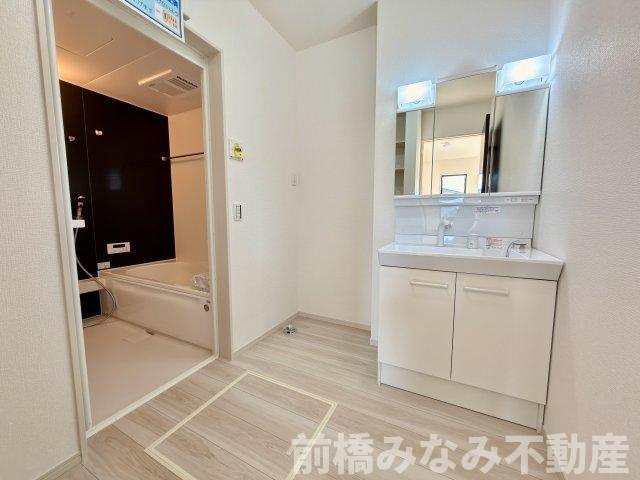 【新築】渋川市石原１期　２号棟(全２棟)　アーバンスタイル　新築建売分譲の独立洗面台|独立洗面台あり、毎朝おしゃれに忙しい女性の方におすすめです