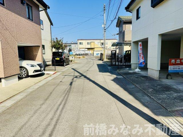 【中古】前橋市箱田町　４LDKの前面道路含む現地写真