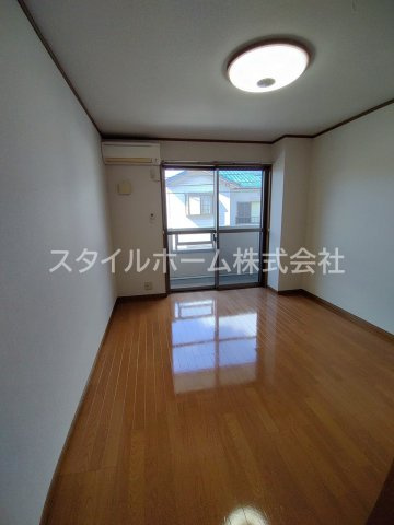 ピースフルの居間・リビング|別部屋写真です。