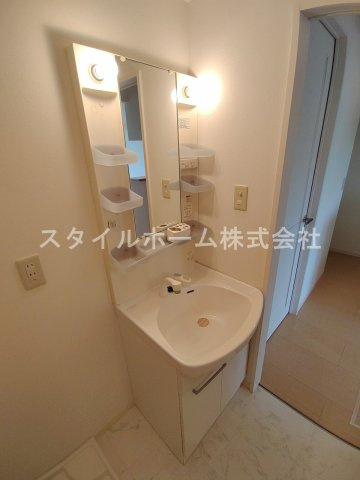 ヴィライン若宮の洗面所|別部屋写真です。