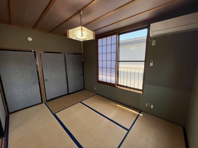 コーポたかはしの和室|ほっと落ち着く6帖和室。ごろんと寝転びたくなる空間です。
