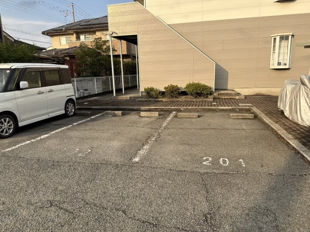 姫路市飾磨区付城１丁目のハイツの駐車場