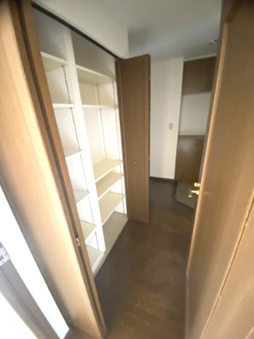 イトーピア新石切の収納|■こちらのマンションはホール収納がたくさんありますよ♪♪