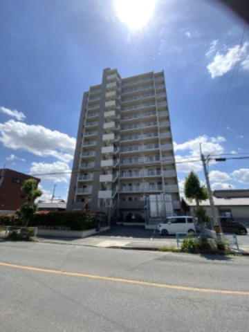 パレステージ熊谷プレミアムの外観|周辺の街並みに映える、平成27年築のモダンな外観意匠