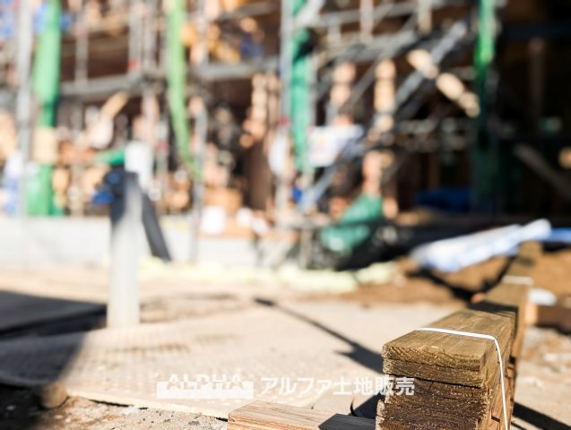 立川市上砂町3丁目新築戸建の外観|【Cool wind】
◆窓を開けると◆冷涼な風、そよぐリビング。だんらんの場所はここから始まり、ここで終わる。家族の笑顔が集う素敵な場所だから、こだわり抜いた思いが詰まっているのだと思う。