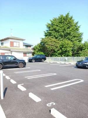 【駐車場】 | クロッシング・ヴィラージュⅣ | 車をお持ちの方に嬉しい駐車場付きの物件です