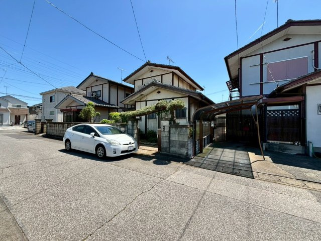 古河市上辺見　中古戸建の前面道路含む現地写真