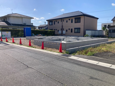 【外観】 | 掛川市大坂 新築一戸建て | 現在建築中の外観画像です。ご内覧は同じメーカーの完成物件へご案内いたしますので、いつでもご相談ください！