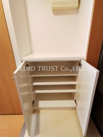 ONE ROOF FLAT TENJIMBASHIの玄関|十分な収納スペースがあります