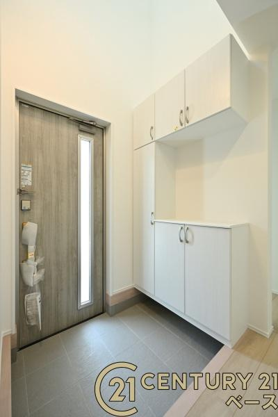 生駒市萩の台 Ｏ号棟 ／新築一戸建の玄関|■玄関には大容量シューズボックス完備！■