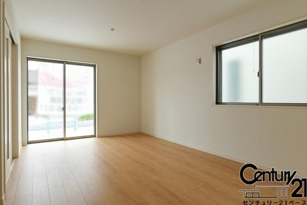 生駒市萩の台 Ｏ号棟 ／新築一戸建の内観：施工例|■ご家族でくつろいでいただける広々したリビングです！全窓ペアガラス標準装備！■