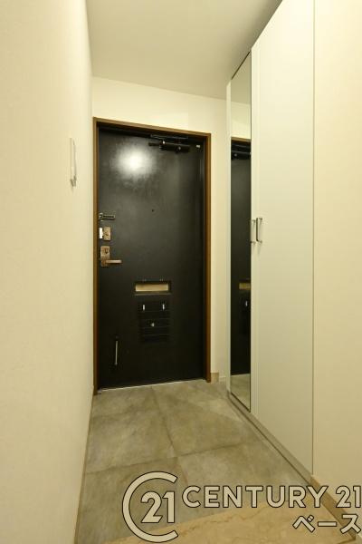 タワーヒルズ西大和の玄関|■現地撮影写真■あると便利な玄関横の収納を完備！