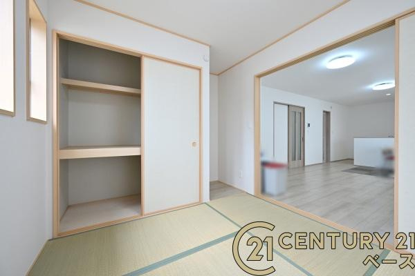 生駒市萩の台 Ｋ号棟 ／新築一戸建の和室|■現地撮影写真■リビング隣接タイプの和室です！布団なども入る大容量の収納を完備！