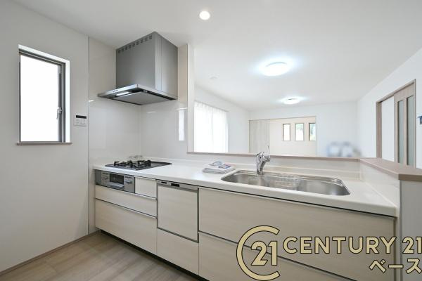 生駒市萩の台 Ｋ号棟 ／新築一戸建のキッチン|■家族とのコミュニケーションがとりやすい人気のカウンターキッチン！