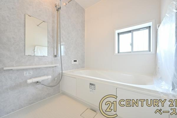 生駒市萩の台 Ｋ号棟 ／新築一戸建の浴室|■ゆったりしたサイズの浴室です！足を伸ばしての入浴は疲れも癒してくれます！■