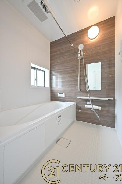 生駒市萩の台 Ｌ号棟 ／新築一戸建の浴室|■ゆったりしたサイズの浴室です！足を伸ばしての入浴は疲れも癒してくれます！■