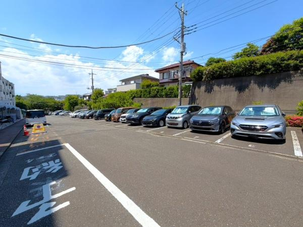 港南台プリンスハイツ弐号館の駐車場