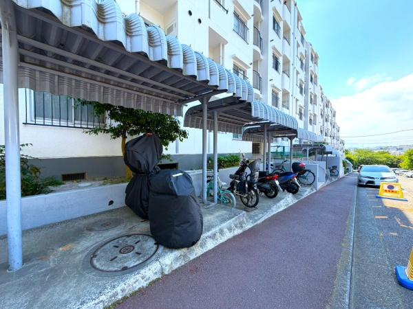 港南台プリンスハイツ弐号館の駐車場