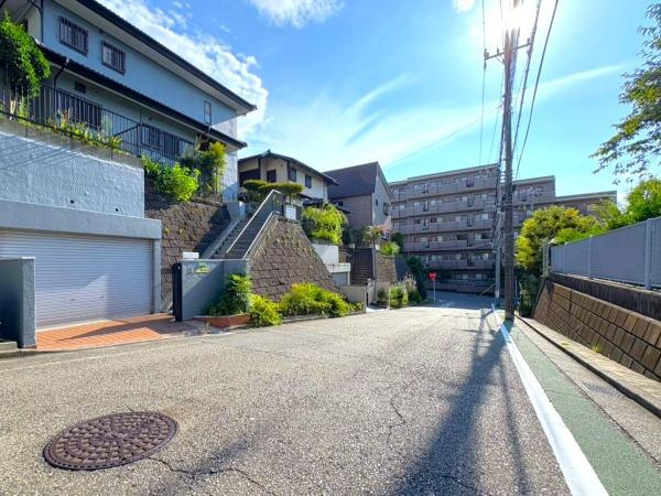 川崎市宮前区有馬９丁目の中古一戸建の前面道路含む現地写真