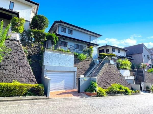川崎市宮前区有馬９丁目の中古一戸建の前面道路含む現地写真