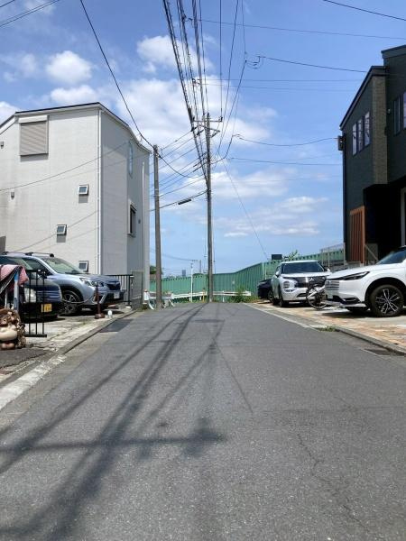 横浜市神奈川区羽沢町の中古一戸建の前面道路含む現地写真