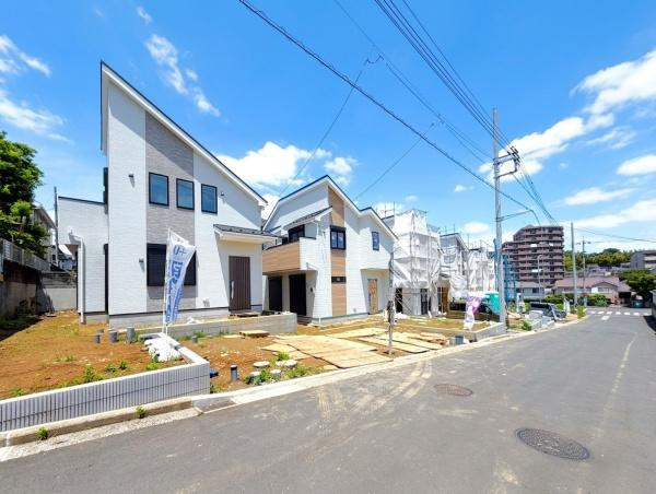 横浜市都筑区東山田４丁目の新築一戸建の前面道路含む現地写真