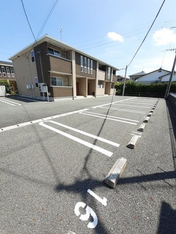 グランツ・ハウスⅡの駐車場|車をお持ちの方に嬉しい駐車場付きの物件です
