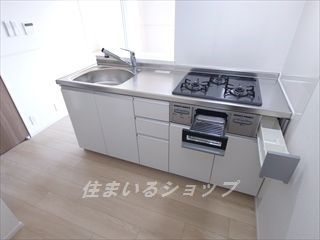 サンフラワー　B棟のキッチン|３口ガスコンロ・グリル付き