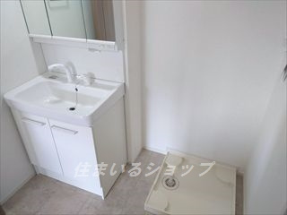 サンフラワー　B棟の洗面所|三面鏡付きシャンプードレッサー