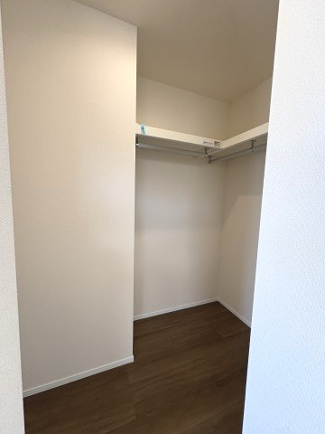 【収納】 | 福岡市東区若宮3丁目第23　1号棟（全2棟）【仲介手数料無料・0円】 | 現地写真。ウォークインクローゼットです。