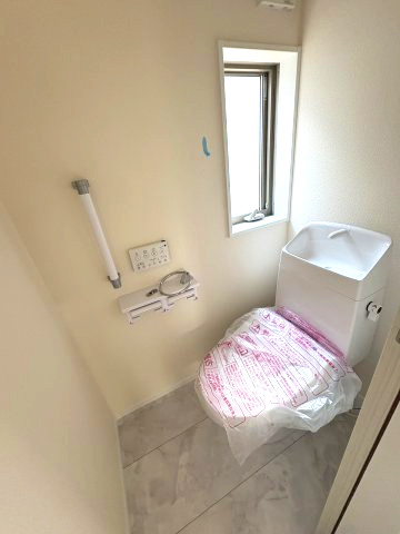 【トイレ】 | 福岡市東区若宮3丁目第23　1号棟（全2棟）【仲介手数料無料・0円】 | 現地写真。2階にもトイレです。
