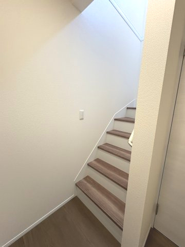 【内装】 | 福岡市東区若宮3丁目第23　1号棟（全2棟）【仲介手数料無料・0円】 | 現地写真。2階へ上がる階段です。手摺もついて安全ですね。