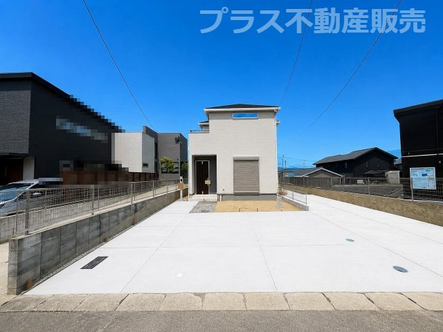 【外観】 | 福岡市東区若宮3丁目第23　1号棟（全2棟）【仲介手数料無料・0円】 | 現地写真。プラス不動産販売なら、現場の全ての棟をまとめてご見学頂けます。