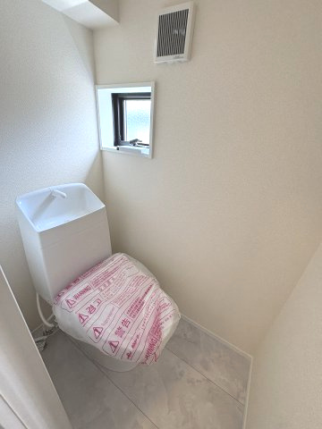 【トイレ】 | 福岡市東区若宮3丁目第23　2号棟（全2棟）【仲介手数料無料・0円】 | 現地写真。1階のトイレです。