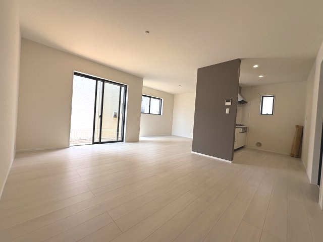 【居間・リビング】 | 福岡市東区若宮3丁目第23　2号棟（全2棟）【仲介手数料無料・0円】 | 現地写真。