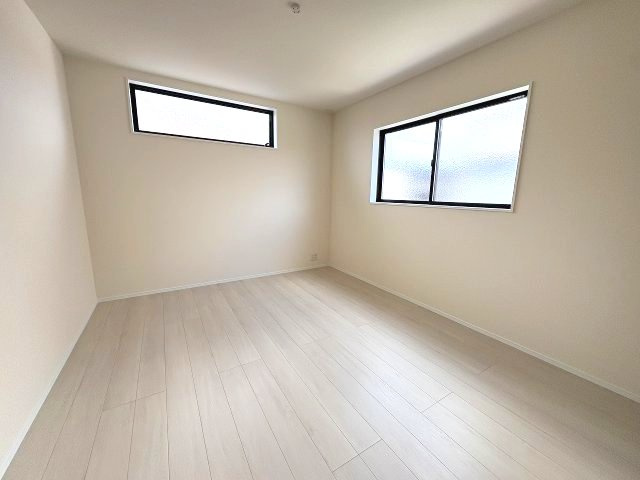 【寝室】 | 福岡市東区若宮3丁目第23　2号棟（全2棟）【仲介手数料無料・0円】 | 現地写真。2階主寝室です。