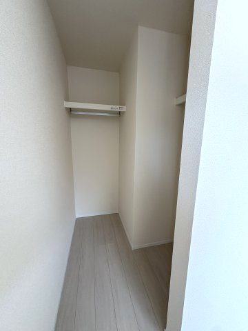 【収納】 | 福岡市東区若宮3丁目第23　2号棟（全2棟）【仲介手数料無料・0円】 | 現地写真。ウォークインクローゼットです。